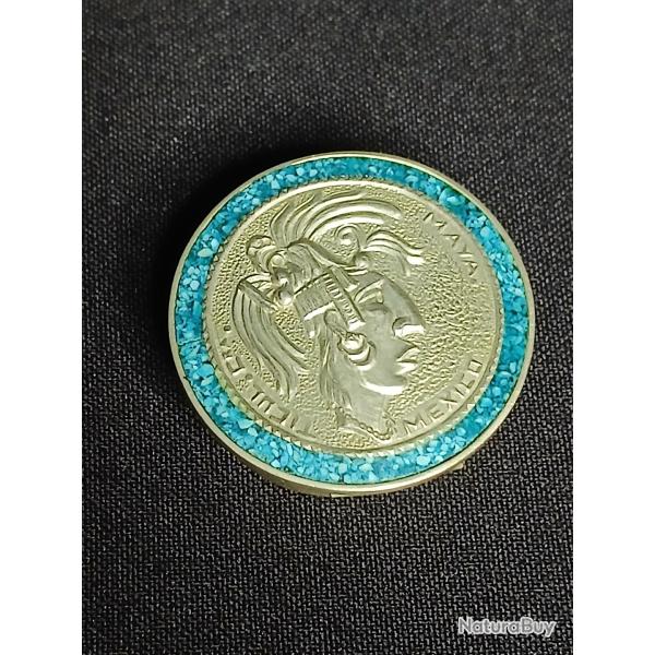 Petite bo�te ronde vintage des ann�es 1980, orn�e d'un profil Maya en relief