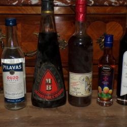 UN LOT de 5 BOUTEILLES de LIQUEURS DIVERSES