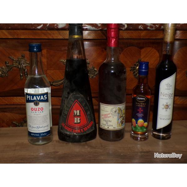 UN LOT de 5 BOUTEILLES de LIQUEURS DIVERSES