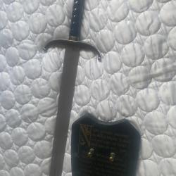 &Eacute;p&eacute;e Grand-Griffe Jon Snow (Game of Thrones) + Plaque murale