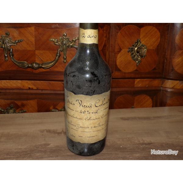 TRES VIEILLE BOUTEILLE de CALVADOS (HORS D'�GE)