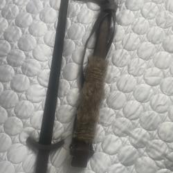 &Eacute;p&eacute;e Lagertha (S&eacute;rie VIKINGS) - R&eacute;plique Officielle Shadow Cutlery + Fourreau Fourrure