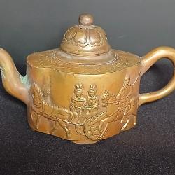 Ancienne th&eacute;i&egrave;re chinoise en bronze dor&eacute; - D&eacute;cor en hauts-reliefs - XXe si&egrave;cle