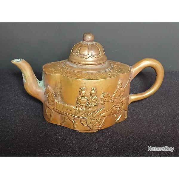 Ancienne th�i�re chinoise en bronze dor� - D�cor en hauts-reliefs - XXe si�cle
