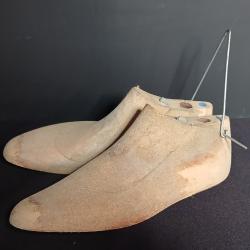 Belle paire d'anciennes formes &agrave; chaussures de cordonnier  1950