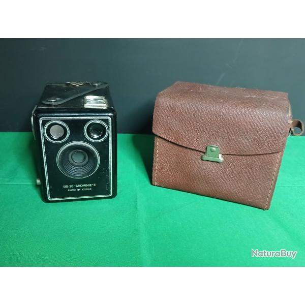 Appareil photo vintage Kodak Six-20 Brownie C des ann�es 1950