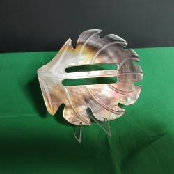 Grande boucle de ceinture en nacre sculpt&eacute;e dans une fleur de coquillage