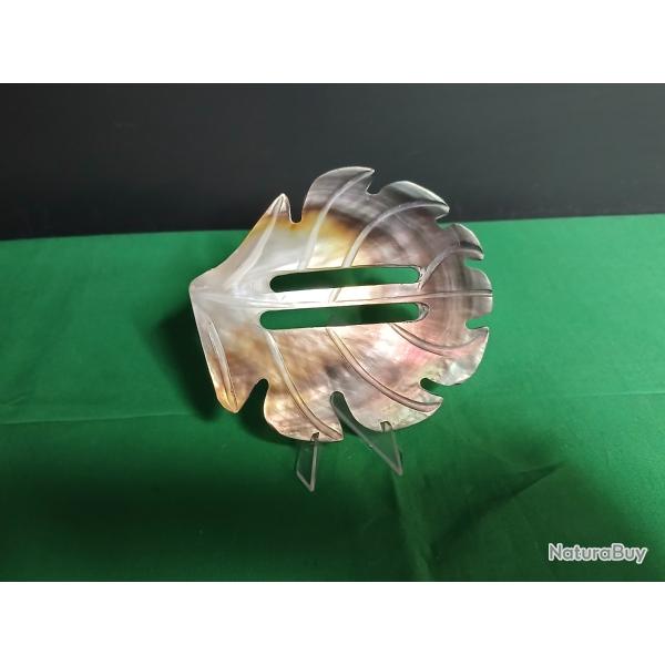 Grande boucle de ceinture en nacre sculpt�e dans une fleur de coquillage