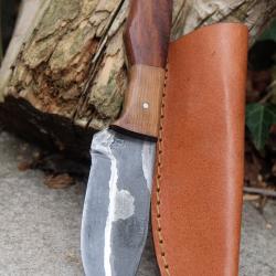 Couteau Skinner Lame Lamin&eacute;e 3 Couches Acier Carbone 1075 Manche 2 Bois Etui Cuir Fabric Artisanale