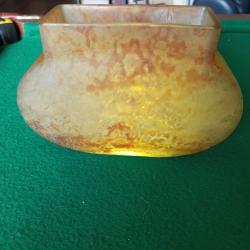 Vase en p&acirc;te de verre jaune marmor&eacute;en sign&eacute; Daum Nancy &agrave; la croix de lorraine