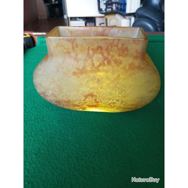 Vase en p�te de verre jaune marmor�en sign� Daum Nancy � la croix de lorraine