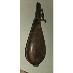 Poire a poudre cuir  rigide et m&eacute;talBoche paris
