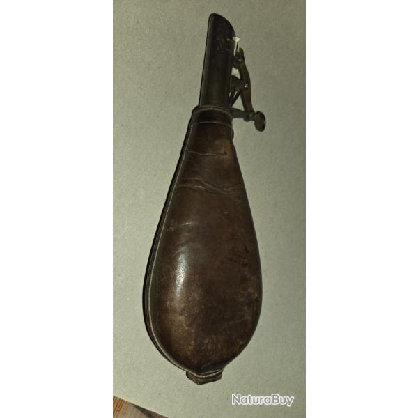 Poire a poudre cuir  rigide et m�talBoche paris