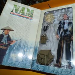 FIGURINE LINH est la figurine d'une "viet Cong Scout" , elle est v&ecirc;tue d'un authentique uniforme ave