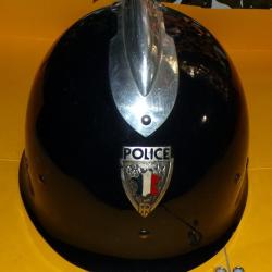 CASQUE BLEU FONCE AVEC INSIGNE , MODELE ANCIEN DE 1970 POUR COLLECTION, ETAT  VOIR PHOTOS . POUR TOU