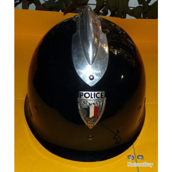 CASQUE BLEU FONCE AVEC INSIGNE , MODELE ANCIEN DE 1970 POUR COLLECTION, ETAT  VOIR PHOTOS . POUR TOU