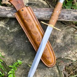 dague de chasse d'artisan / ronce d'olivier / lame inox / fourreau cuir , feuilles de ch&ecirc;ne
