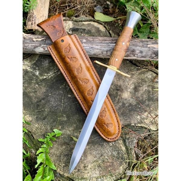 dague de chasse d'artisan / ronce d'olivier / lame inox / fourreau cuir , feuilles de ch�ne