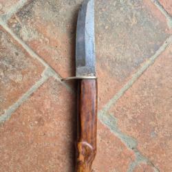 Couteau de chasse, lame tant&ocirc;t sign&eacute;e  Poul Strand, manche en bois d amourette sculptee