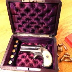 UN SPLENDIDE VIEUX COFFRET CAPITONNE 1910//20 POUR DERRINGER + RAMPE 41 RF + SA CLE FONCTIONNELLE