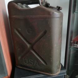 Jerrycan d'essence US WW2 date 1942, peinture d'origine bien pr&eacute;sent&eacute;, pas de corrosion perforantes