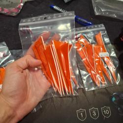 Plumes Shield unies 4" d'occasion par 12 - Orange