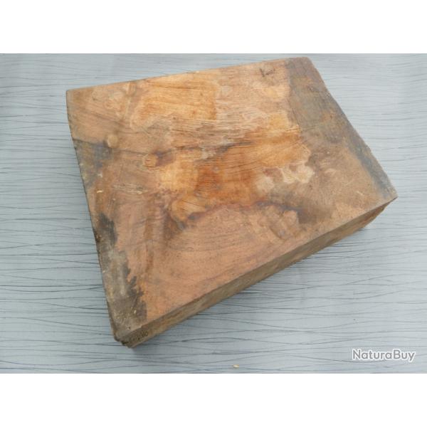 Beau bloc de noyer pour plaquettes de crosse ou poign�e de revolver