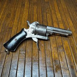 TR&Egrave;S BEAU REVOLVER GRAV&Eacute; MOD&Egrave;LE LUXE BROCHE 7 mm CROSSE EN &Eacute;B&Egrave;NE