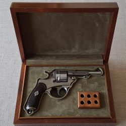 REVOLVER 1873 REGLEMENTAIRE DANS SON COFFRET