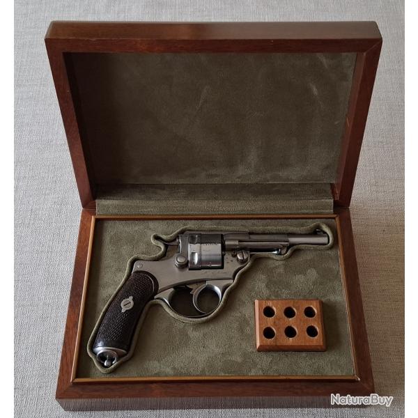 REVOLVER 1873 REGLEMENTAIRE DANS SON COFFRET