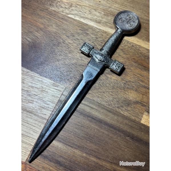 Coupe-papier breton Trisk�le