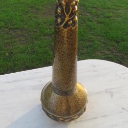 Jugendstil Allemand - Grand vase en laiton martel&eacute; de WALTER SCHERF, mod&egrave;le Osiris H 52cm(Vers 1900)