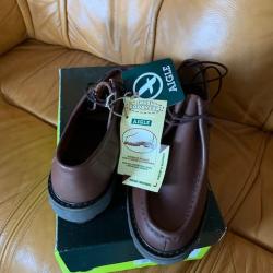 Chaussures  Aigle  mod&egrave;le  Bourgogne en cuir  neuve.