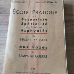 Ancien manuel &eacute;cole pratique du secouriste en temps de guerre 351 pages, Etat moyen, complet