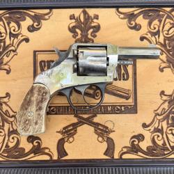 Superbe petit H&R .32 LONG ! Plaquettes bois de Cerf