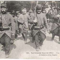 CPA LA GRANDE GUERRE 1914 - UNE BONNE PRISE - ARRESTATION D'UN ESPION - 1914
