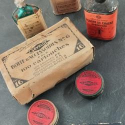 Lot d'accessoires rechargement fusil calibre 16 . Bidons poudre vides , amorce rouges , bourres....