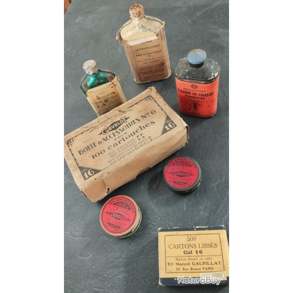 Lot d'accessoires rechargement fusil calibre 16 . Bidons poudre vides , amorce rouges , bourres....