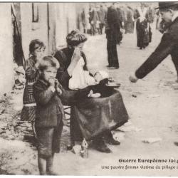 CPA GUERRE EUROP&Eacute;ENNE 1914 - UNE PAUVRE FEMME VICTIME DU PILLAGE DES BARBARES