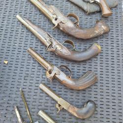 Lot de 7 pistolets  1 &agrave; percussion 19eme, 1 &agrave; silex 18eme/19eme,&agrave; coffre et revolver &agrave;   broche