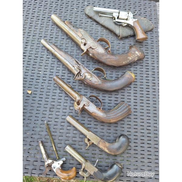 Lot de 7 pistolets  1 � percussion 19eme, 1 � silex 18eme/19eme,� coffre et revolver �   broche