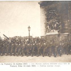 CARTE PHOTO F&Ecirc;TES DE LA VICTOIRE JUILLET 1919 - LES MARINS ITALIENS D&Eacute;FILANT SOUS L'ARC DE TRIOMPHE