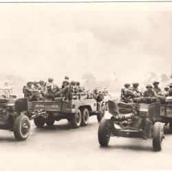 CPA GUERRE 39-45 - LIB&Eacute;RATION DE PARIS - L'ARTILLERIE DE CAMPAGNE AM&Eacute;RICAINE PLACE DE LA CONCORDE
