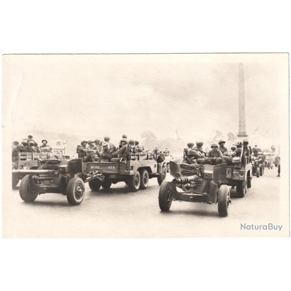CPA GUERRE 39-45 - LIB�RATION DE PARIS - L'ARTILLERIE DE CAMPAGNE AM�RICAINE PLACE DE LA CONCORDE