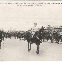 CPA MILITARIA - 22 AVRIL 1915 - REVUE DE LA DIVISION TERRITORIALE PAR LE G&Eacute;N&Eacute;RAL GALOPIN - REVUE