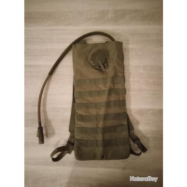 Poche � eau vert olive