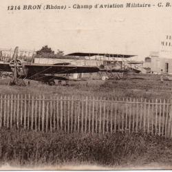 Carte postale ancienne 1214 BRON Rh&ocirc;ne Champ d'Aviation Militaire -N&deg;8800