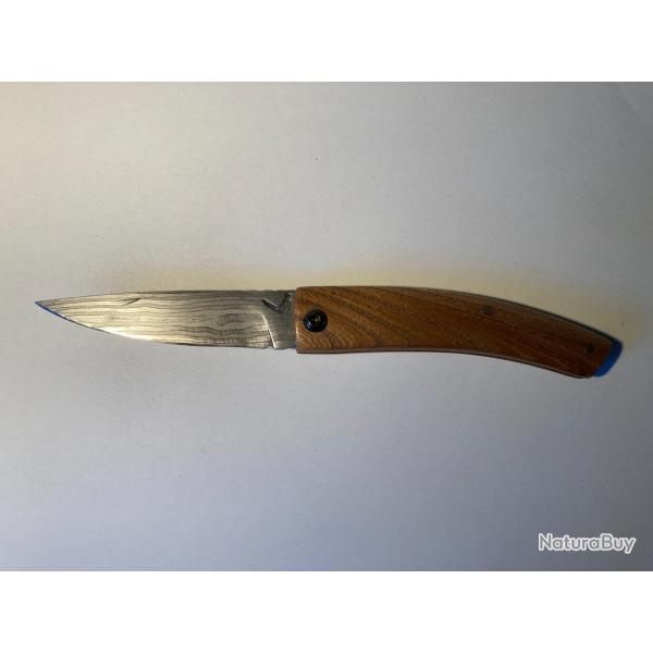 couteau pliant artisanal lame damass�e manche bois Orme .