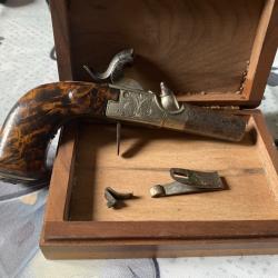 PISTOLET COUP DE POING  D&Eacute;COR&Eacute; AVEC CROSSE  BOITE AMORCE  :RONCE DE NOYER ; A REMETTRE EN FONCTION