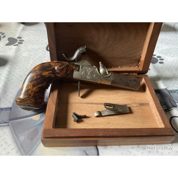PISTOLET COUP DE POING  D�COR� AVEC CROSSE  BOITE AMORCE  :RONCE DE NOYER ; A REMETTRE EN FONCTION